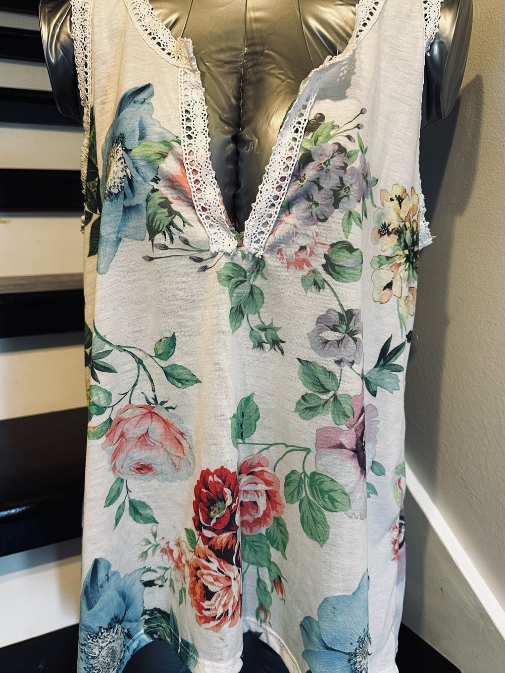 New w/o tags Open Gates large floral off white tank top w/ Lacey trim